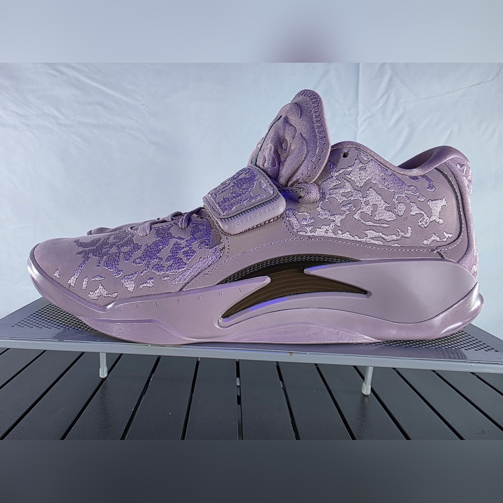 JORDAN ZION 3 SE Plum Fog Black Still